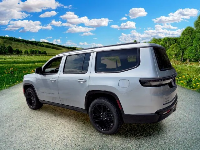 New 2026 Silver-Zynith Exterior Paint Jeep Limited Reserve image 5