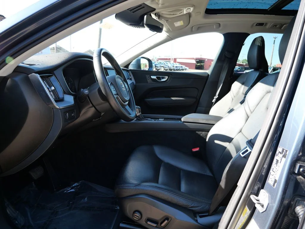 Used 2020 Blue Volvo T5 Momentum image 14