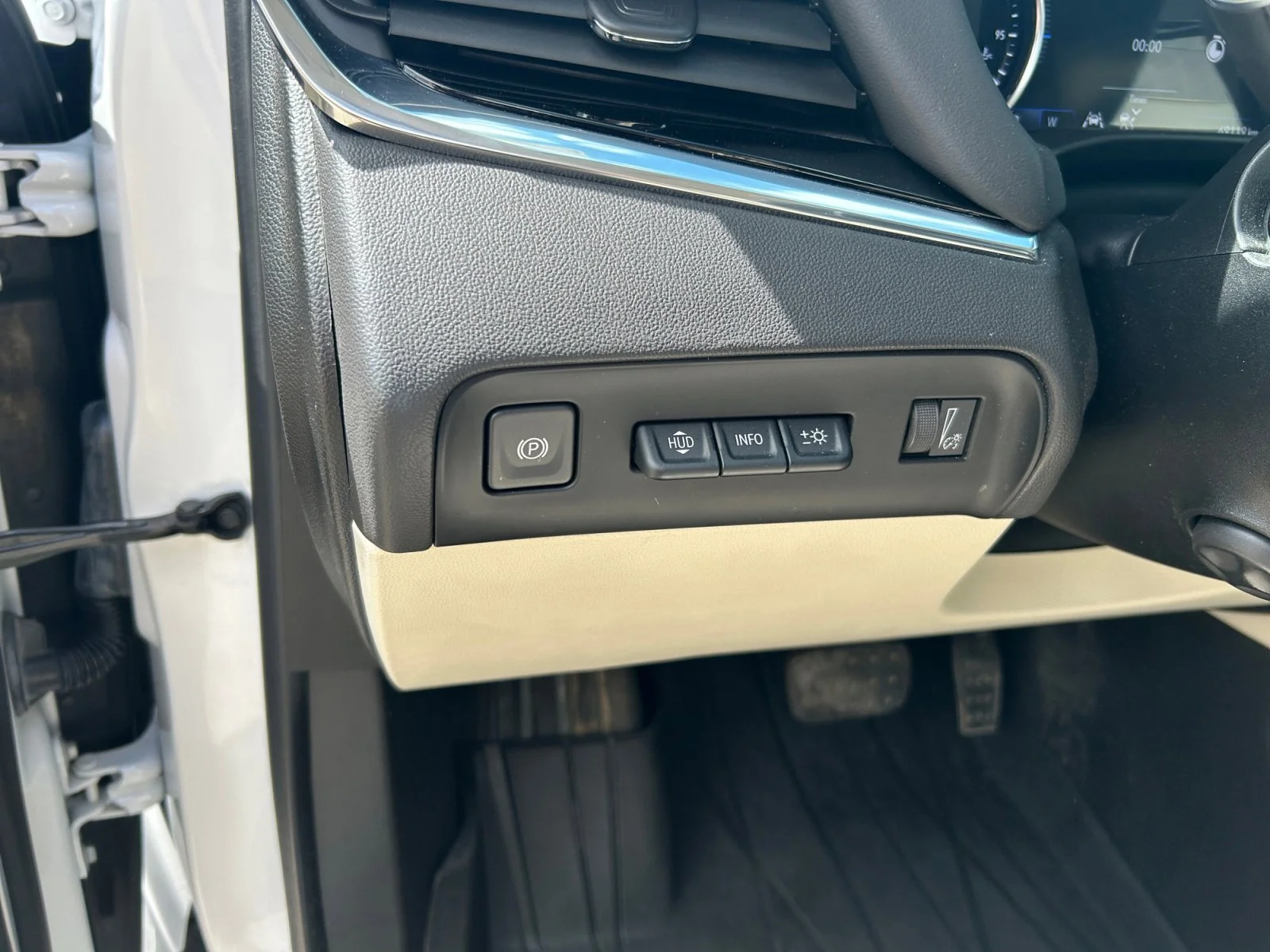 Used 2023 White Buick Avenir AWD image 16