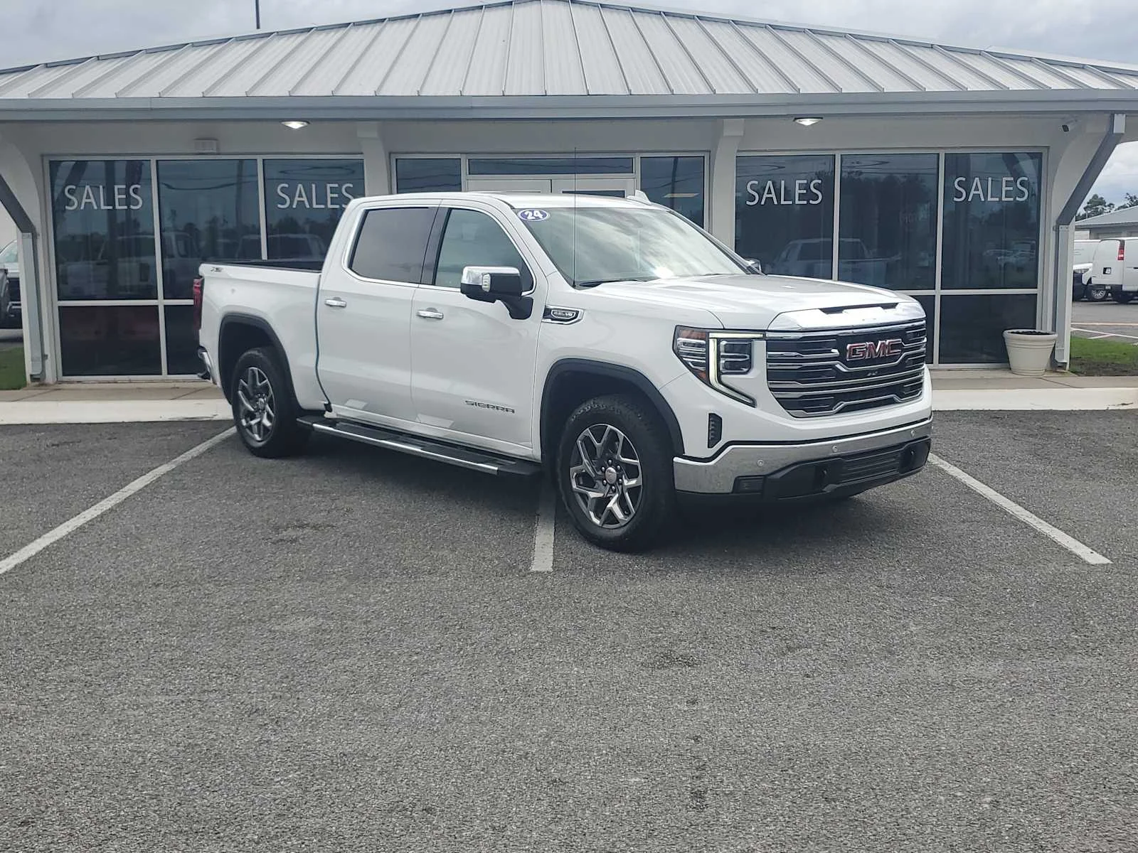 Used 2024 Summit White GMC SLT image 9
