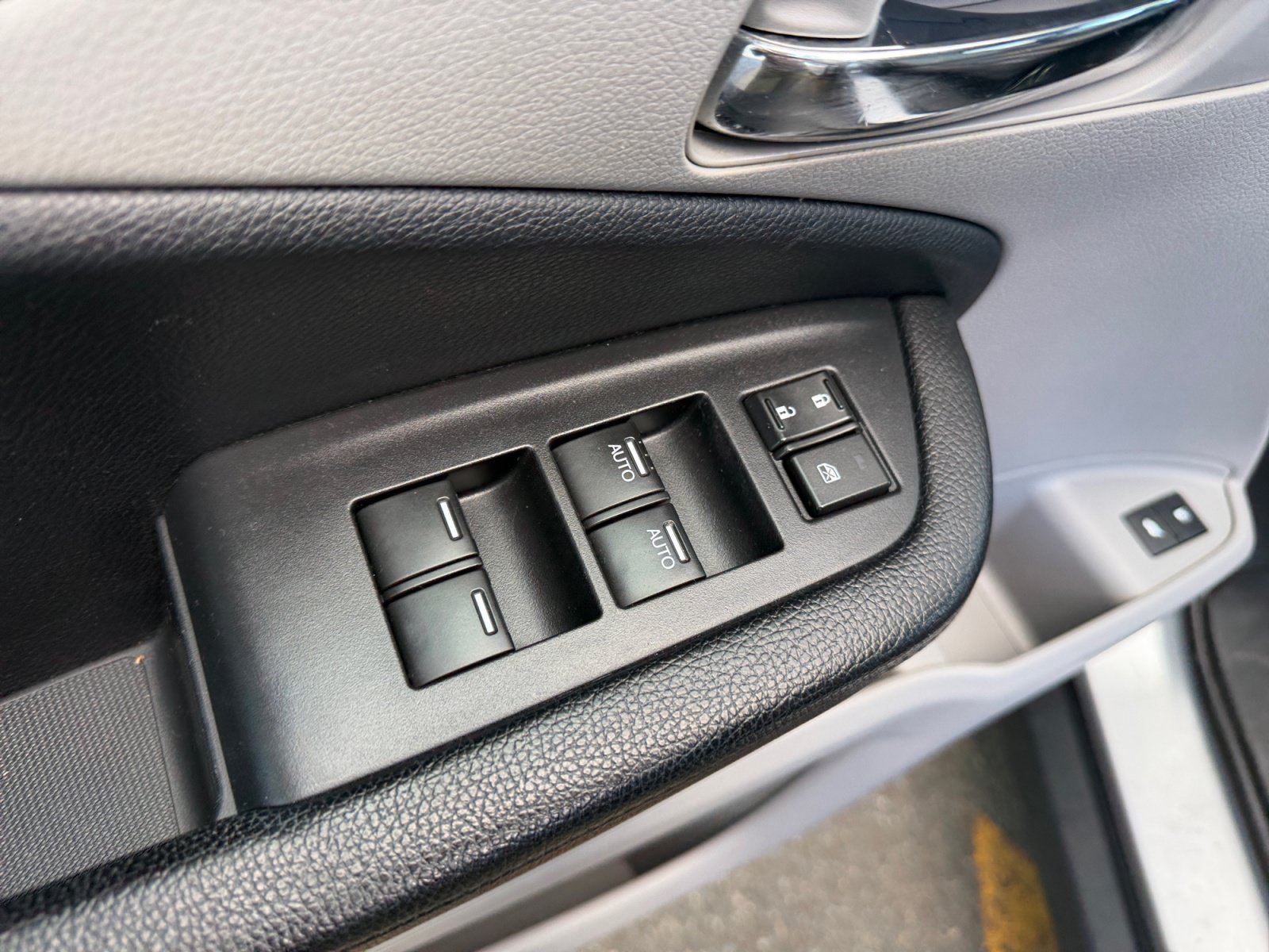 Certified Used 2018 Silver Honda EX-L image 29