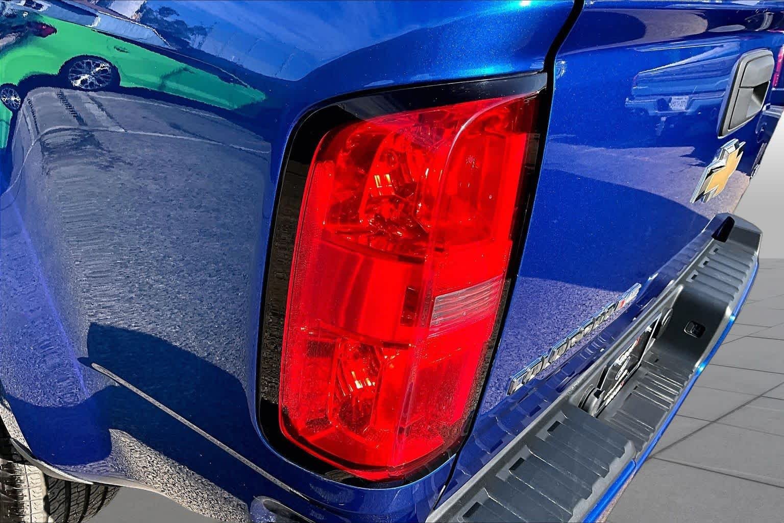 Used 2018 Kinetic Blue Chevrolet 2WD LT image 30
