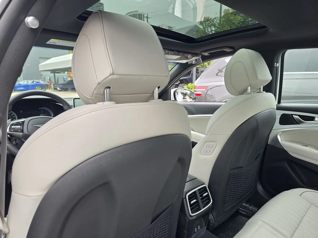 New 2026 Silver Genesis 3.3T Sport Prestige image 11