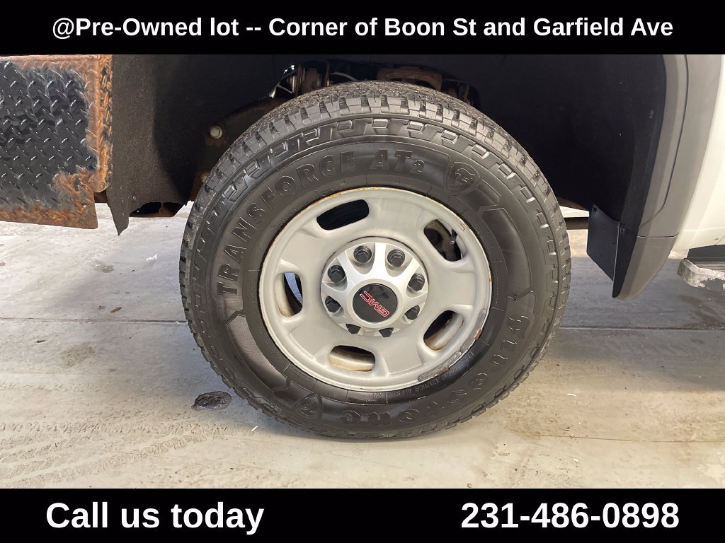 Used 2020 White GMC Base image 11