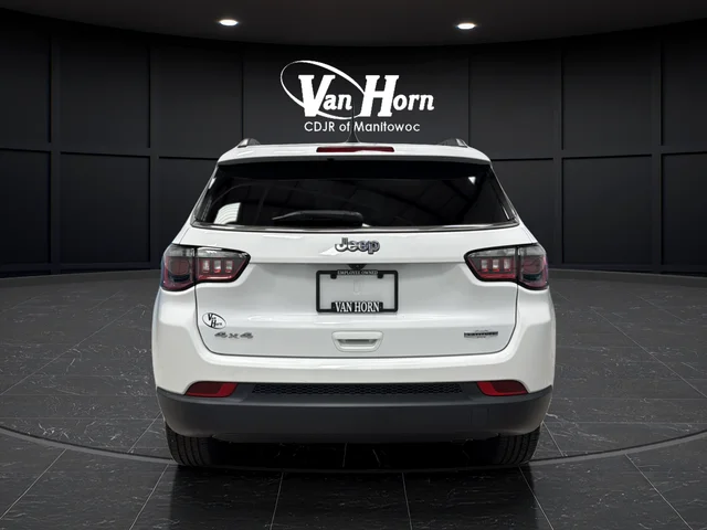 Used 2022 Bright White Clearcoat Jeep Latitude image 6