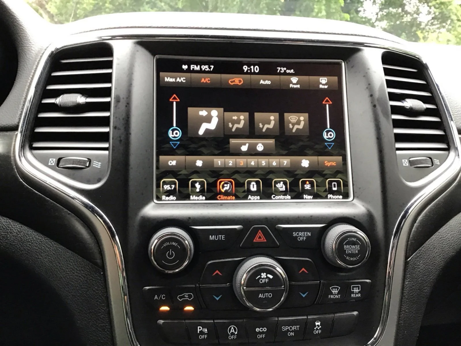 Used 2018 Diamond Black Crystal Pearlcoat Jeep Altitude image 19