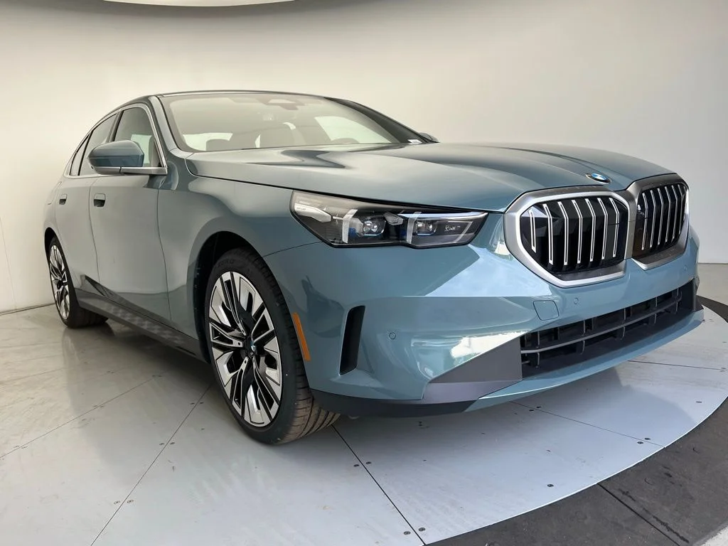 Used 2026 Cape York Green Metallic BMW 530i image 2