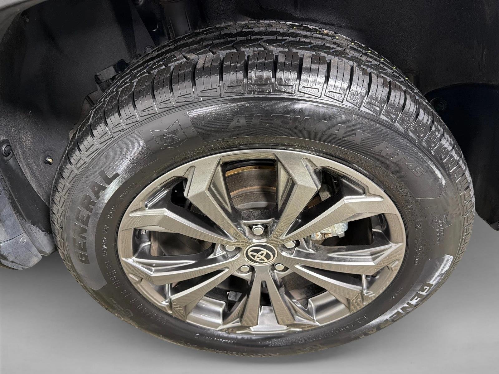 Used 2022  Toyota Hybrid XLE Premium image 21