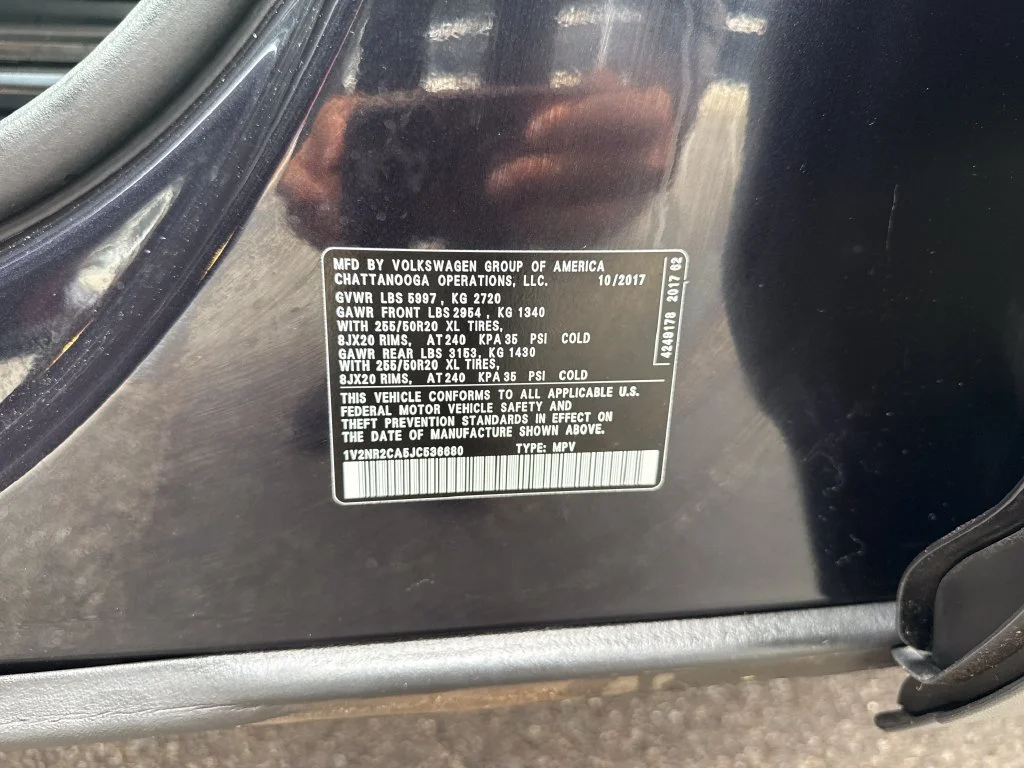 Used 2018 Deep Black Volkswagen 3.6L V6 SEL Premium image 17