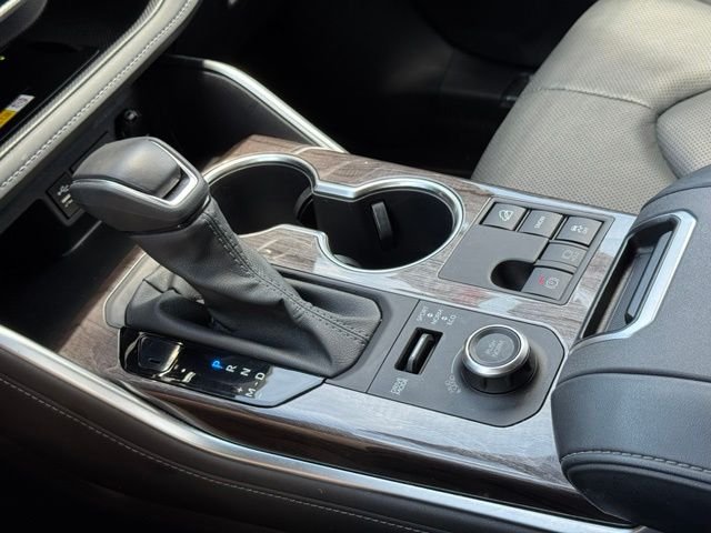 Used 2025  Toyota Platinum image 37