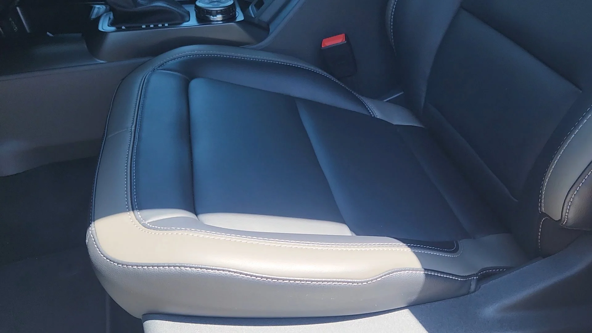 New 2026 Avalanche Gray Ford Outer Banks image 19