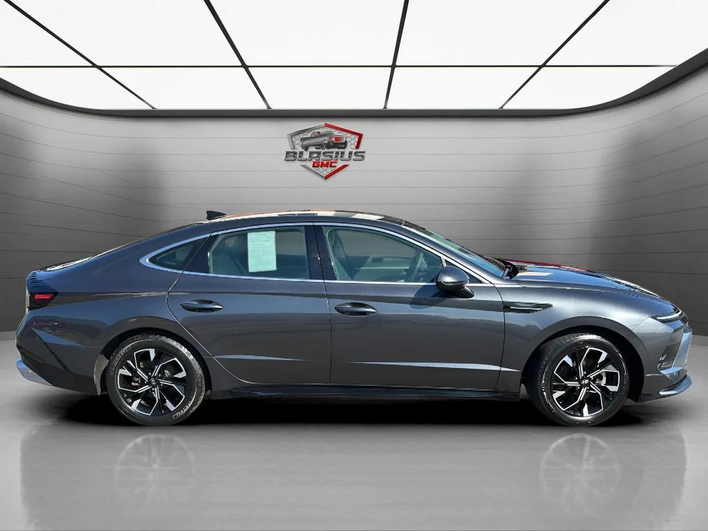Used 2025 Gray Hyundai SEL image 6