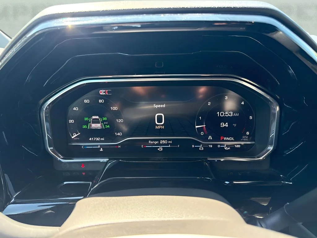 Used 2025 White GMC SLT image 17