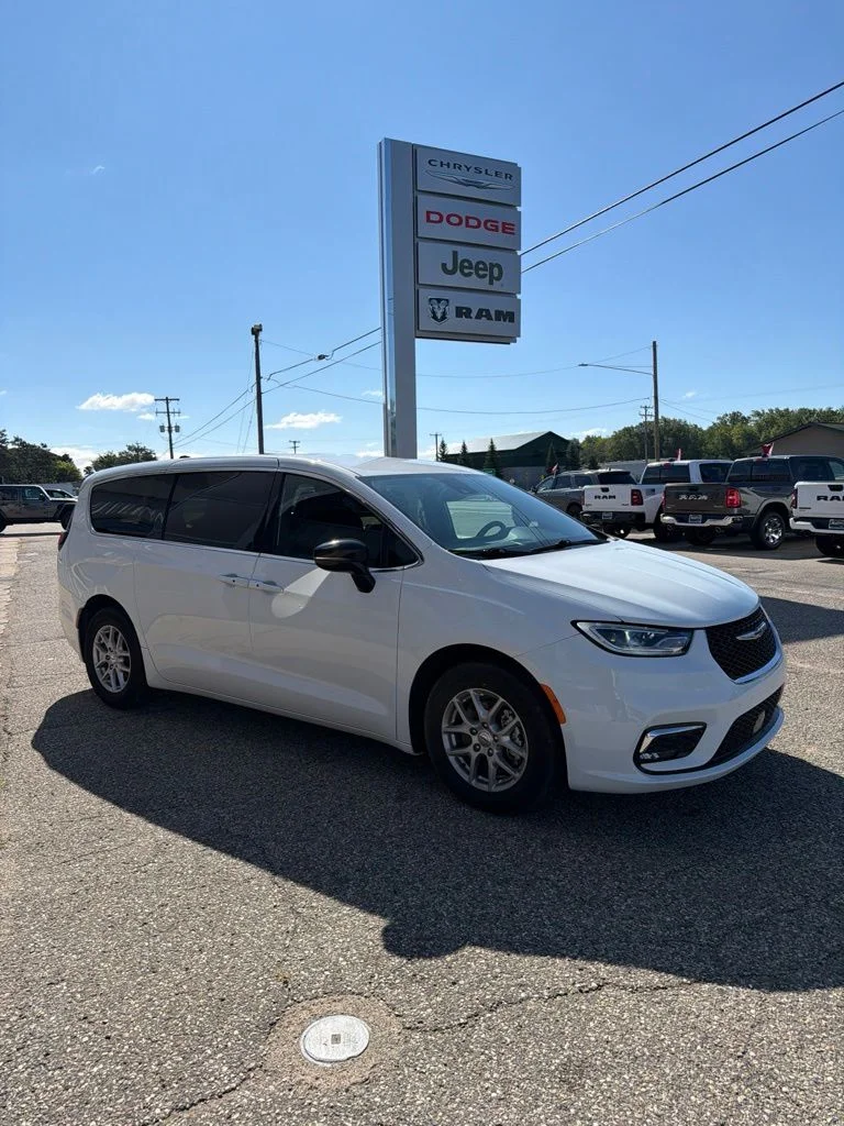 Used 2025 White Chrysler Select image 3