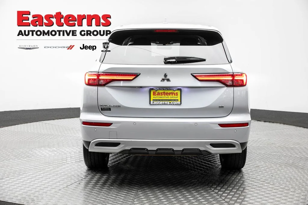 Used 2022 White Mitsubishi SE image 7