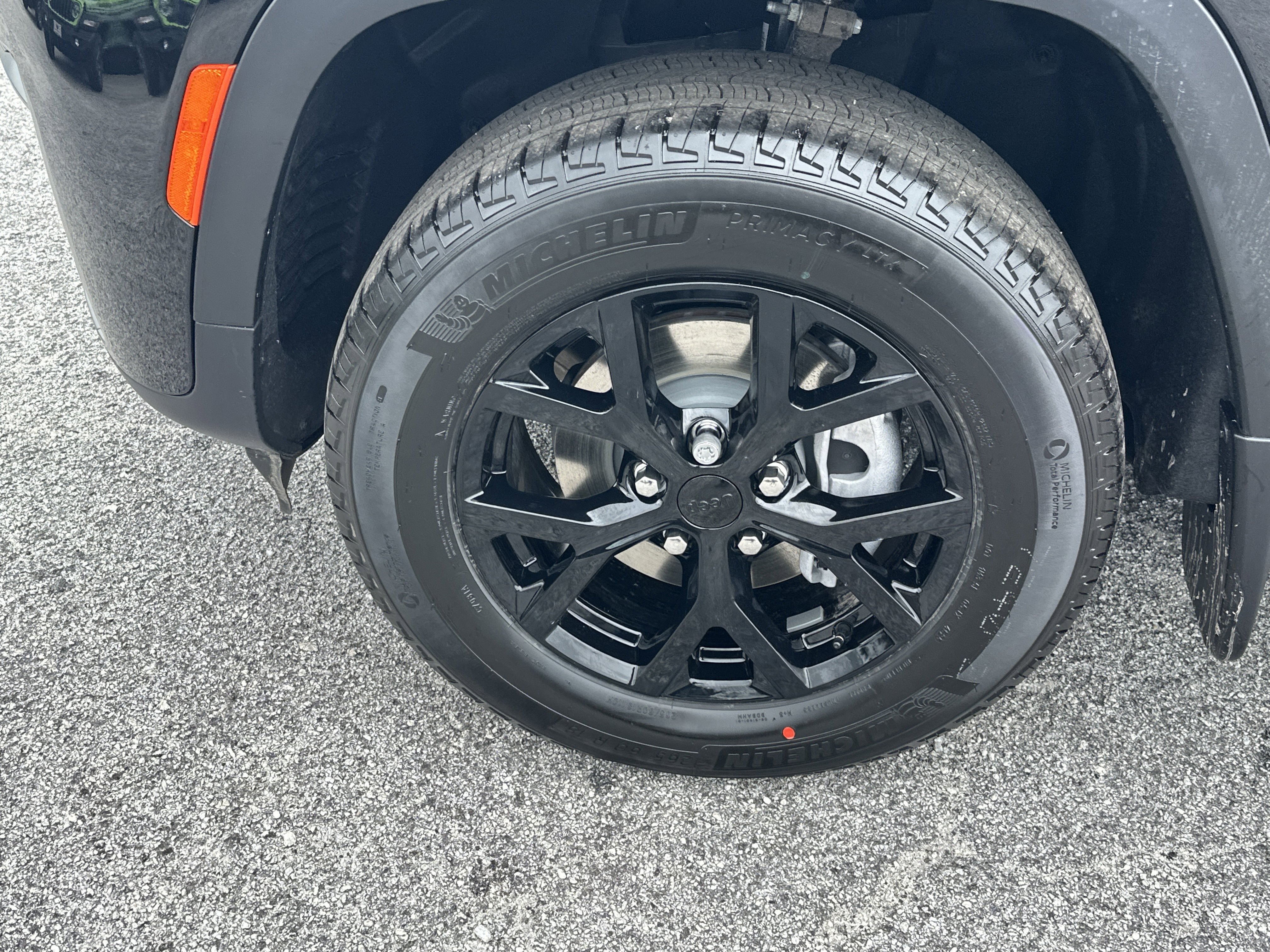 New 2026 Diamond Black Crystal Pearl-Coat Exterior Paint Jeep Laredo Altitude image 12