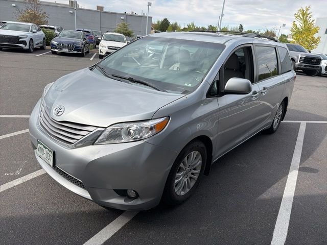 2015 Toyota Sienna XLE V6 7-Passenger Access Seat's photo