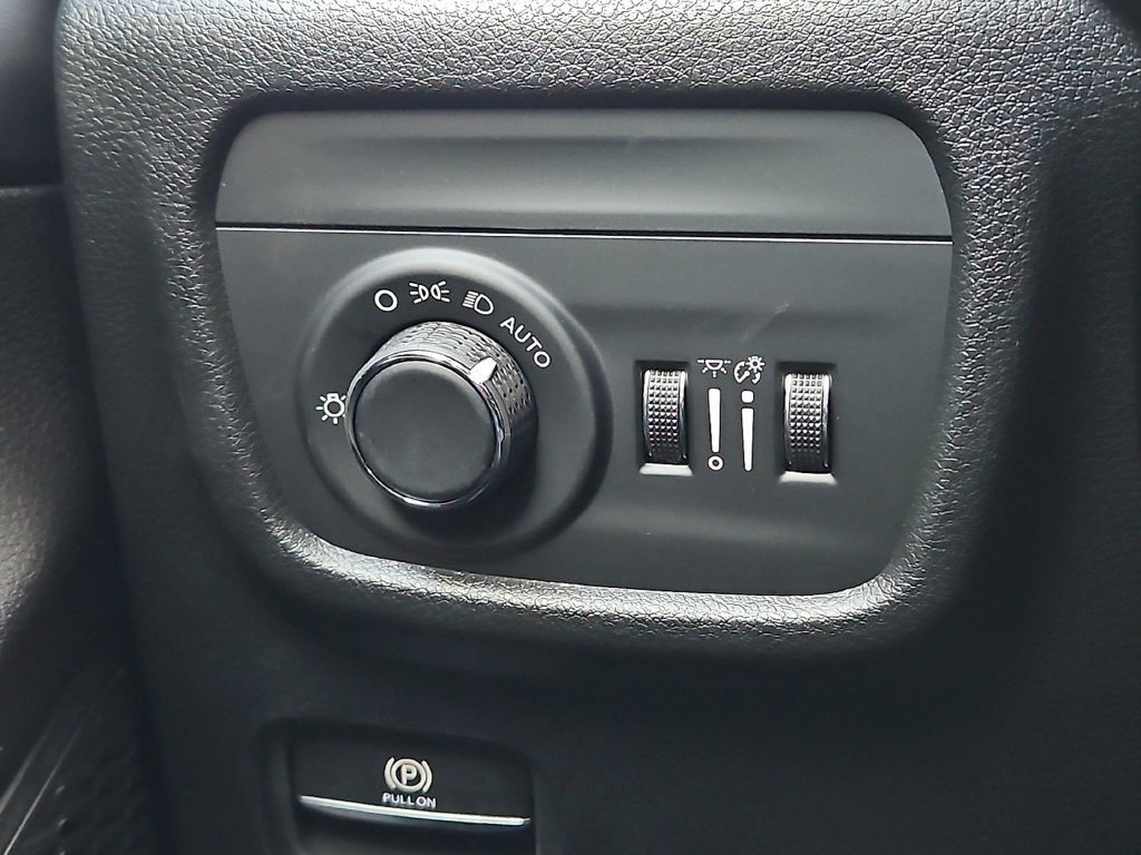 New 2025 Diamond Black Crystal Pearl-Coat Exterior Paint Jeep Laredo image 15