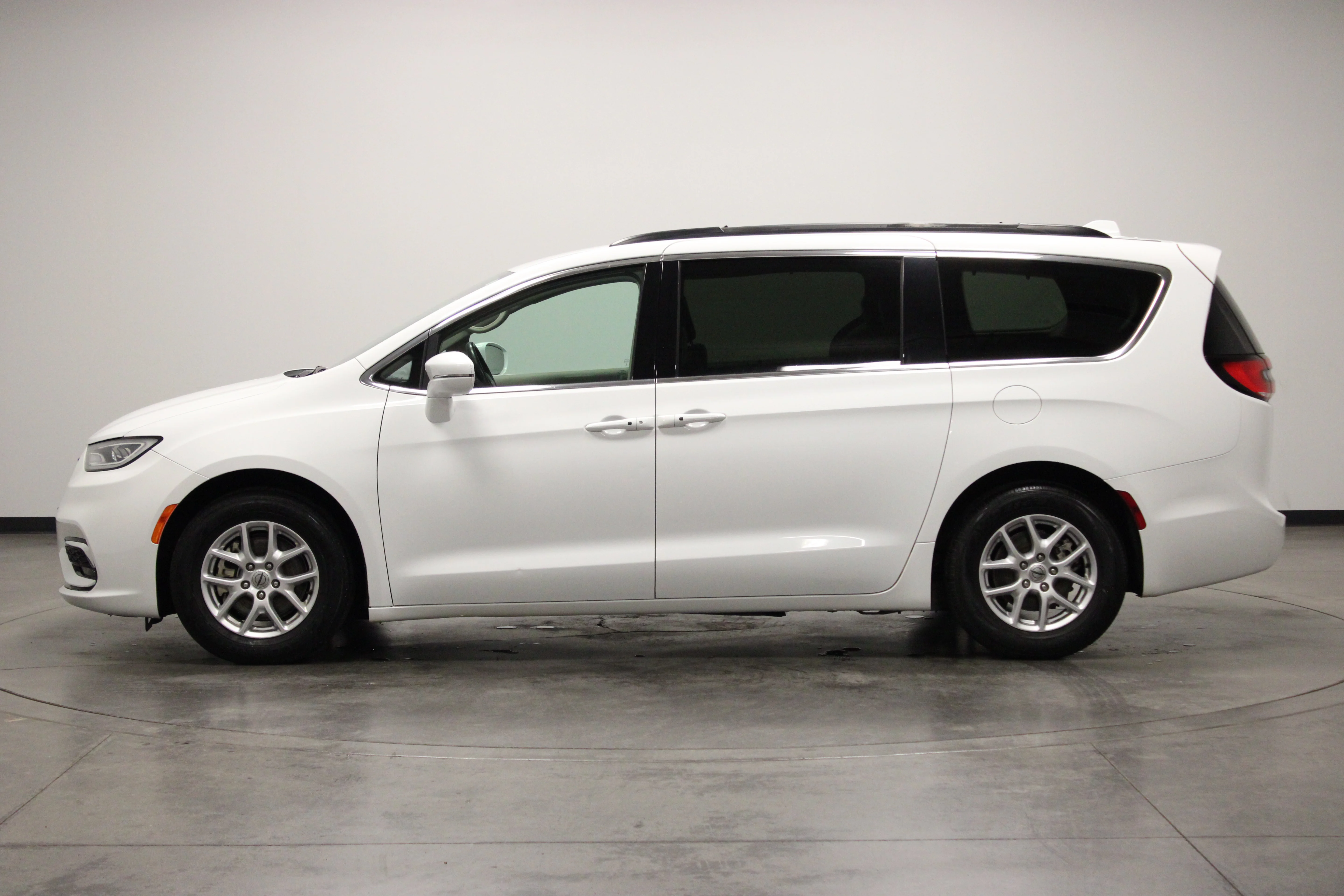 Used 2022 Bright White Clearcoat Chrysler Touring L image 5