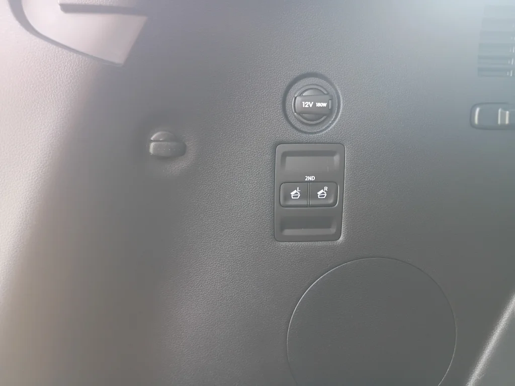 Used 2025  Hyundai SEL image 37