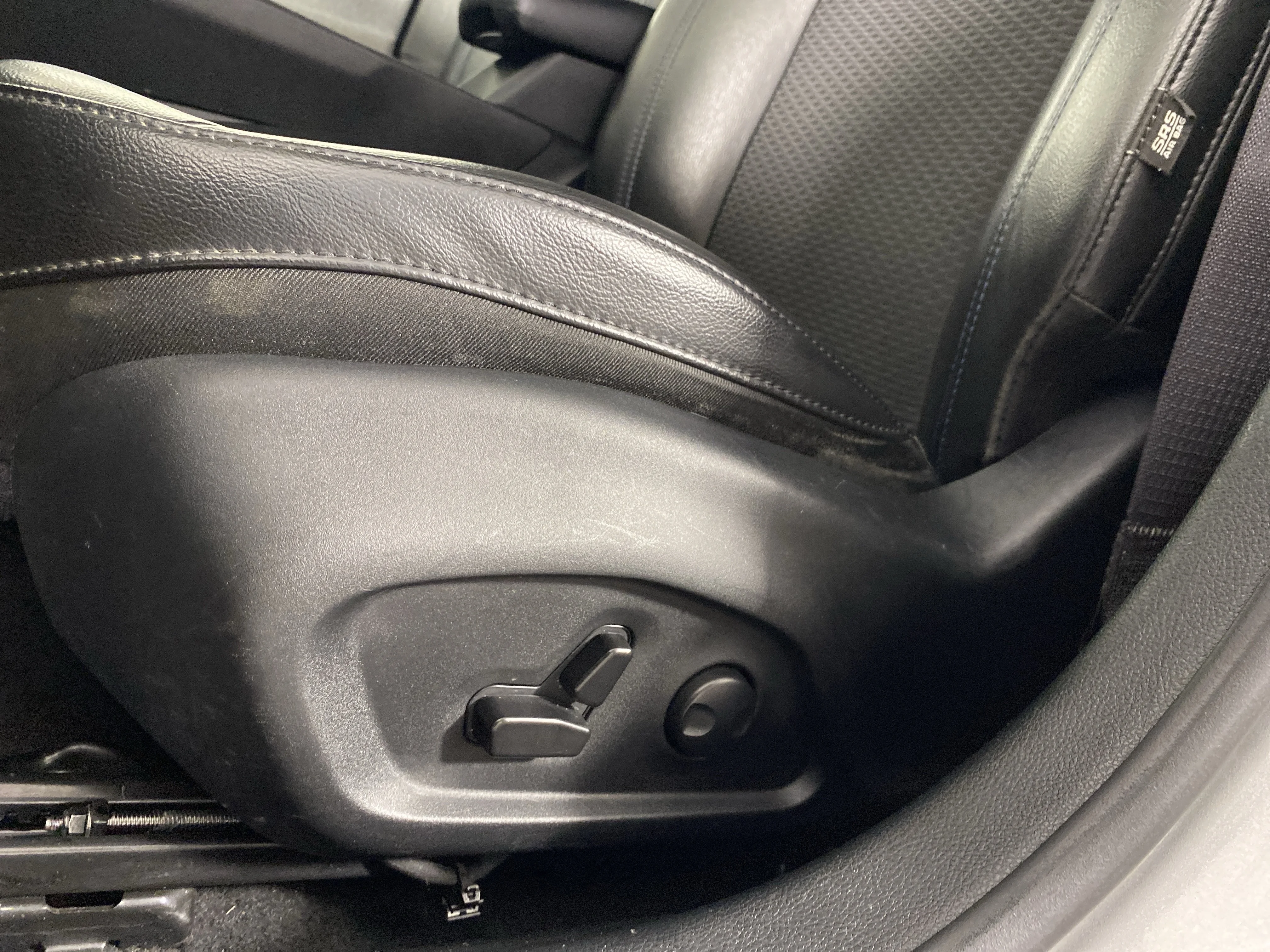 Used 2023 Billet Silver Metallic Clearcoat Jeep Latitude image 17
