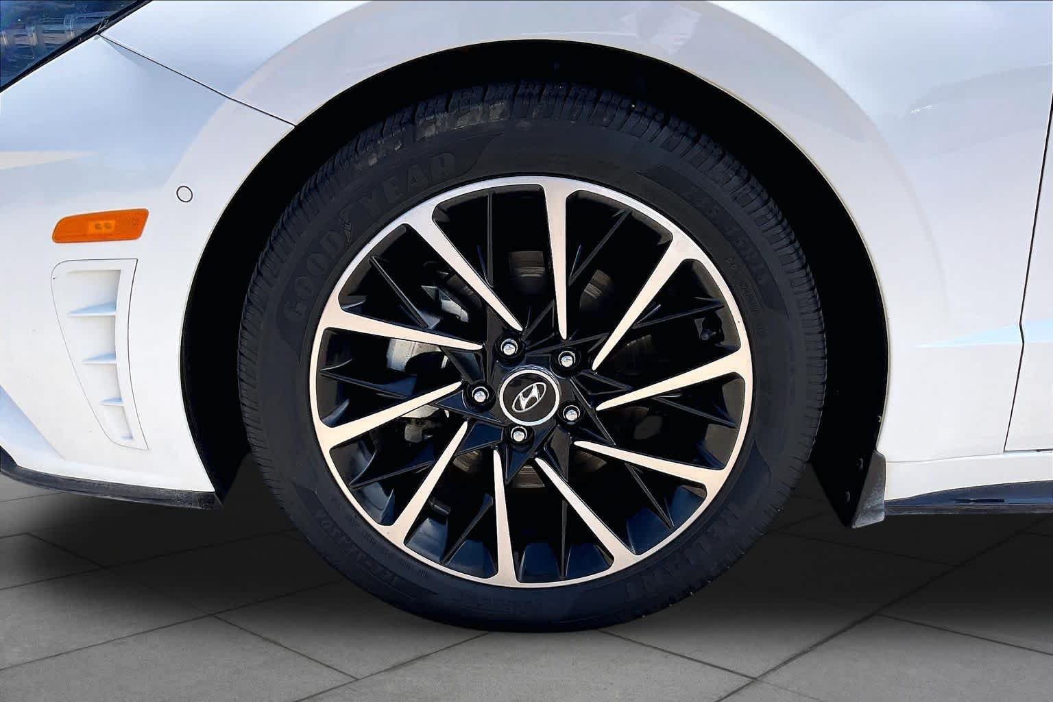 Used 2021 Quartz White Hyundai Limited image 11