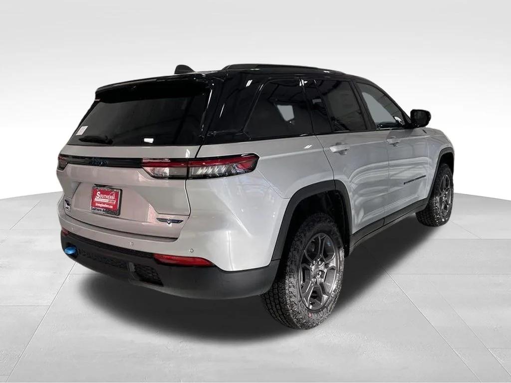 New 2024 Silver Zynith Exterior Paint Jeep Trailhawk 4xe image 5