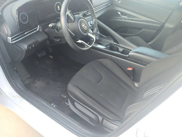 Used 2025 White Hyundai SEL Convenience image 3