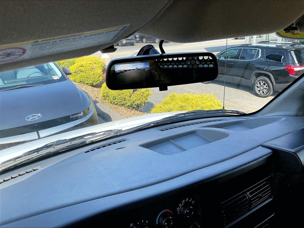 Used 2025 White GMC Work Van image 19