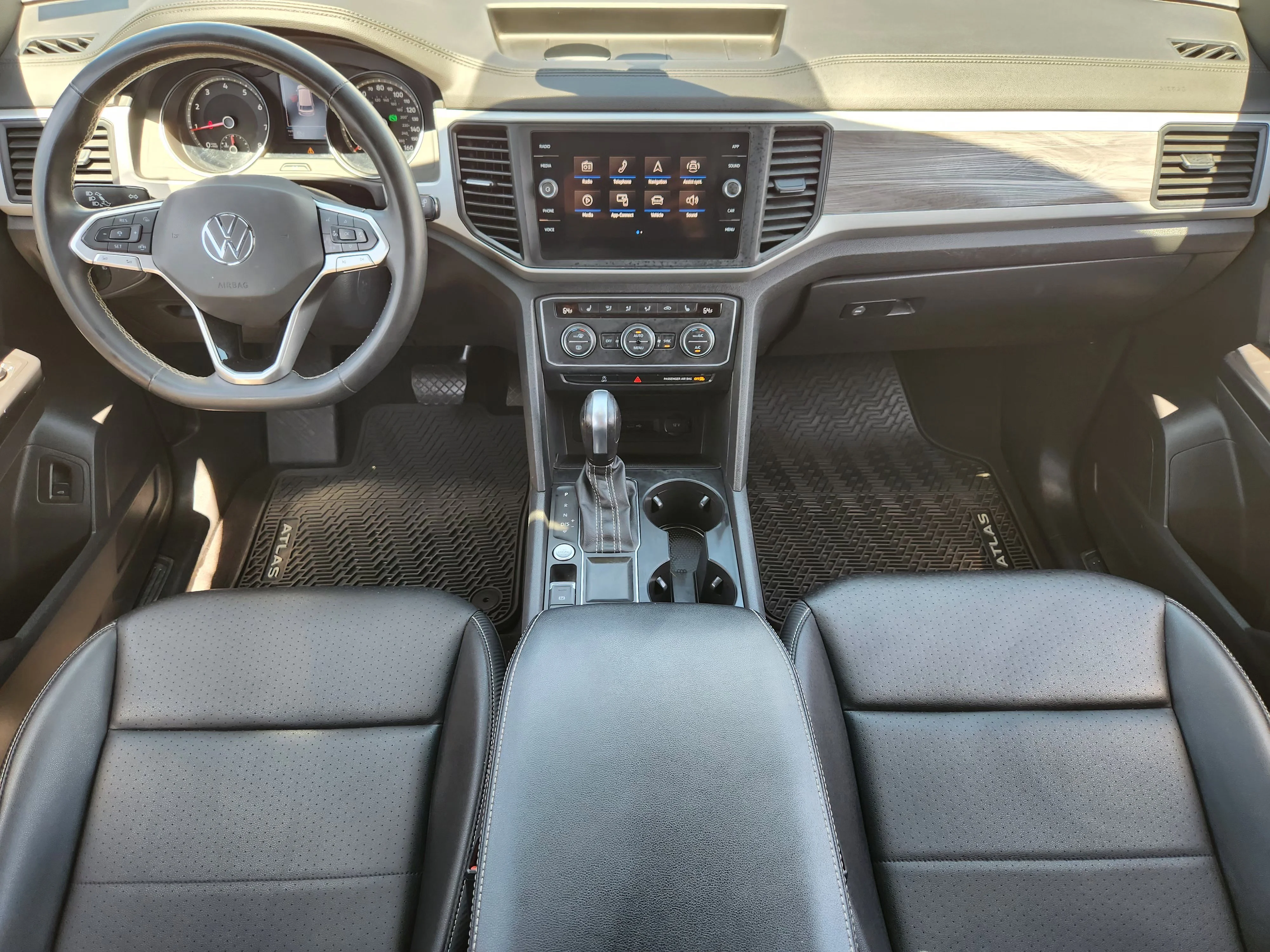 Used 2021 Black Volkswagen 3.6L V6 SE w/Technology image 27
