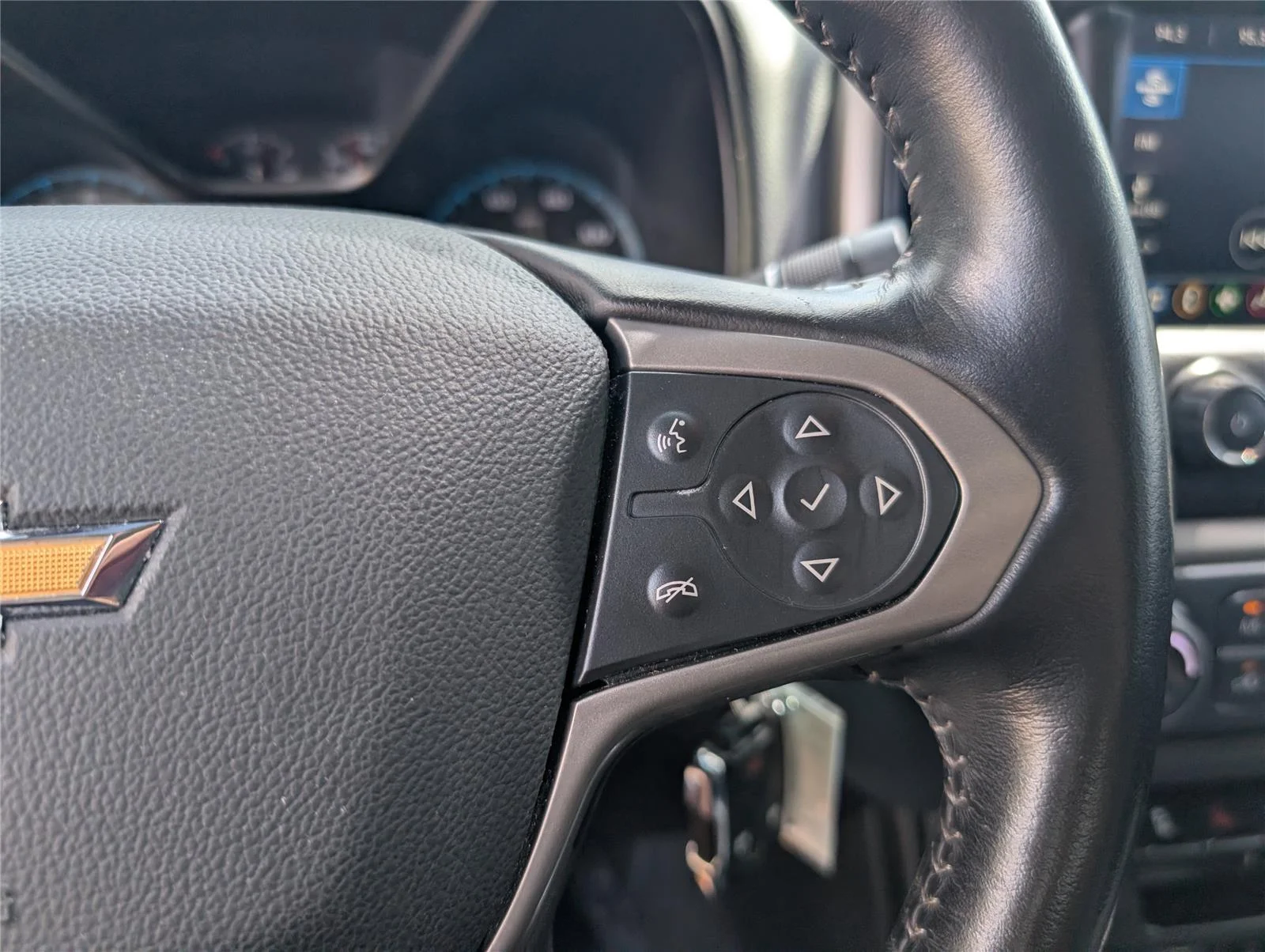 Used 2022 Summit White Chevrolet Z71 image 10
