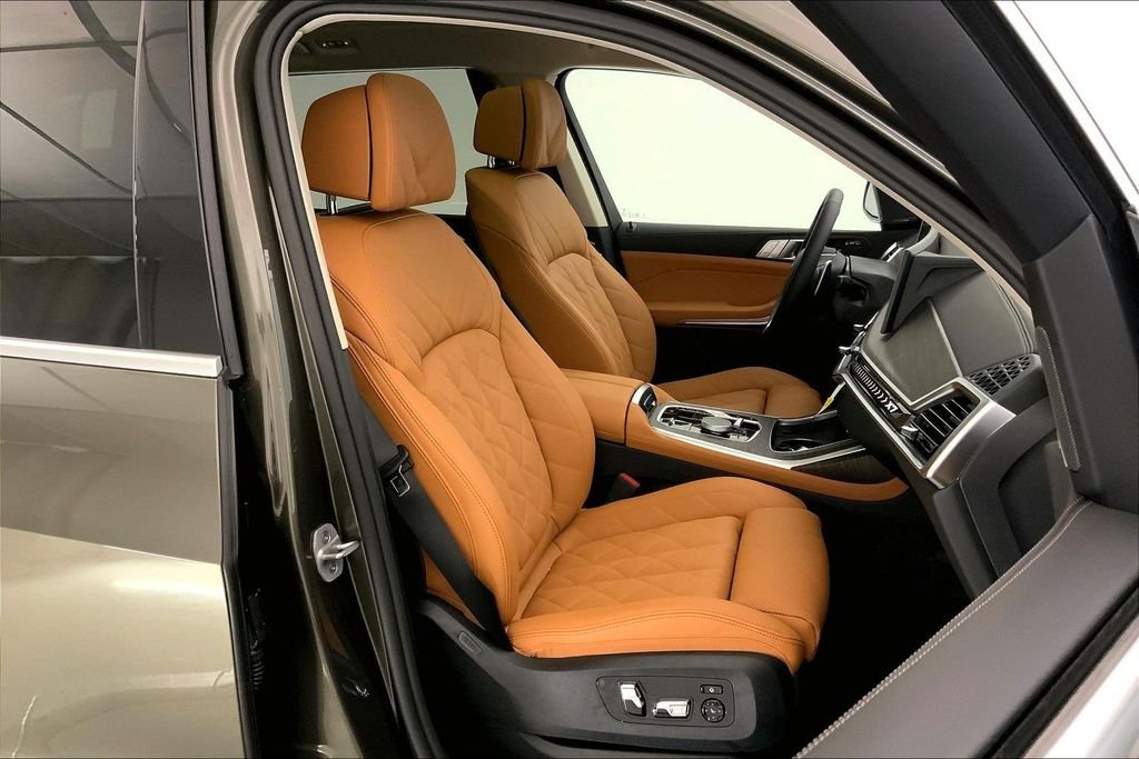 Used 2026 Manhattan Green Metallic BMW  image 7