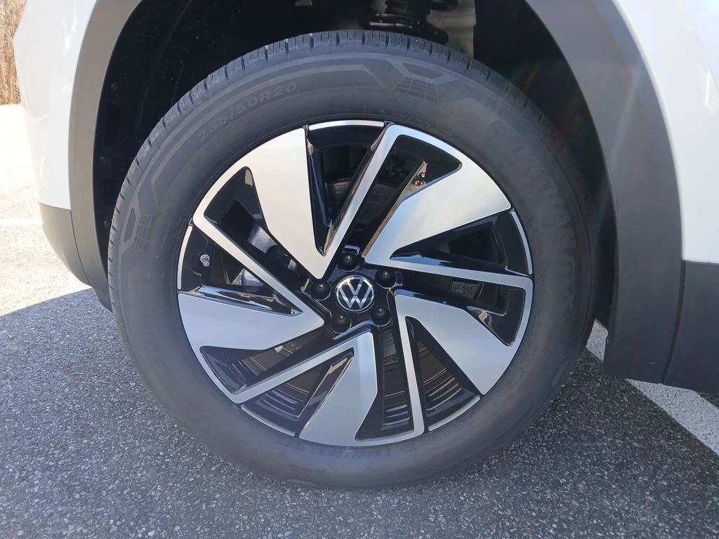 New 2026 White Volkswagen SE w/Technology image 25