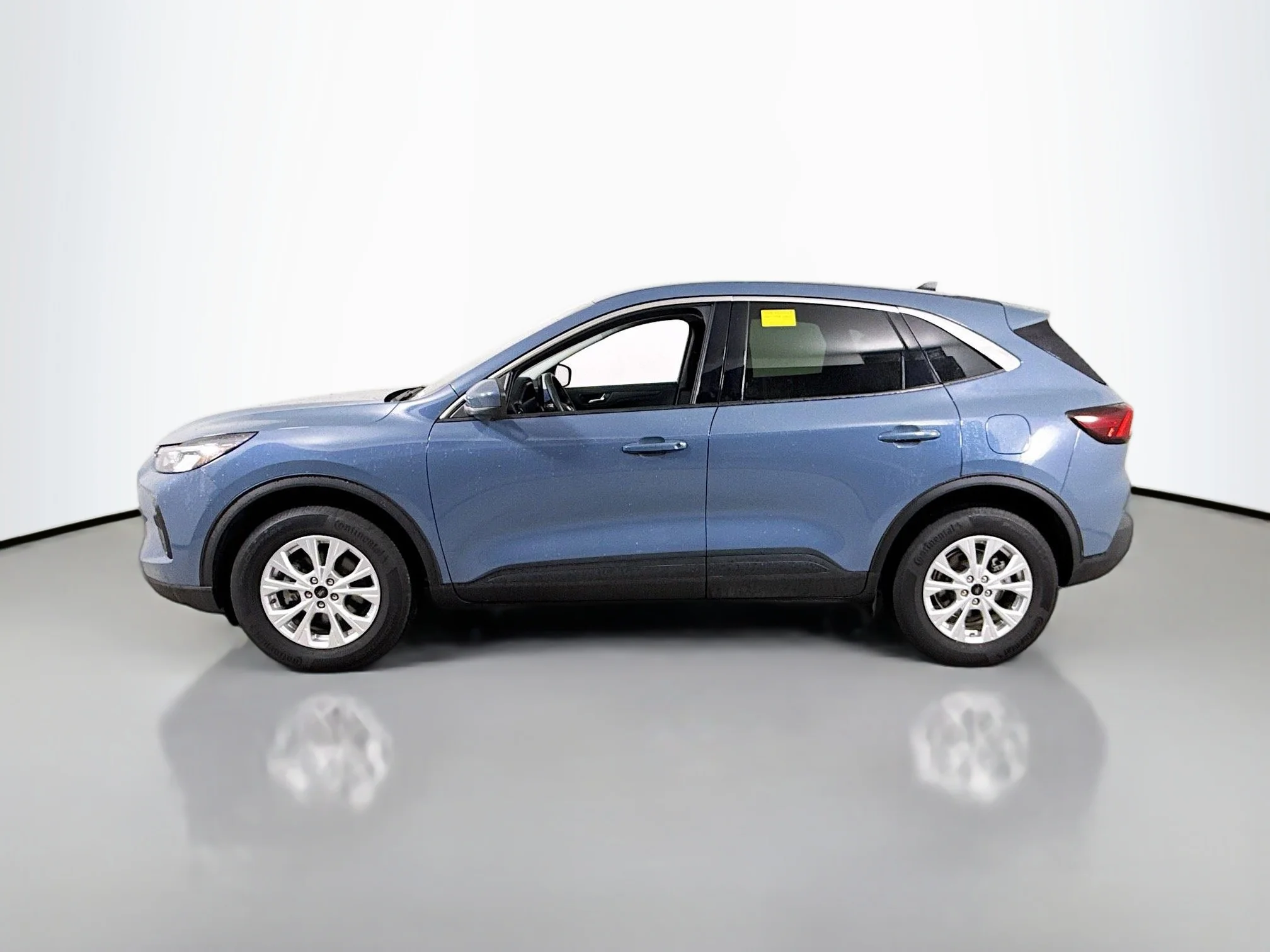 Used 2023 Vapor Blue Metallic Ford Active image 4