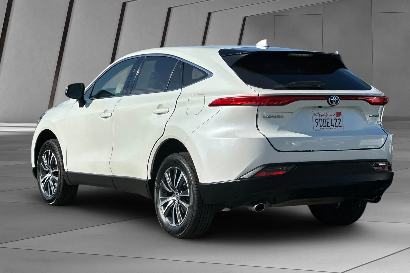 Used 2022 White Toyota LE image 10