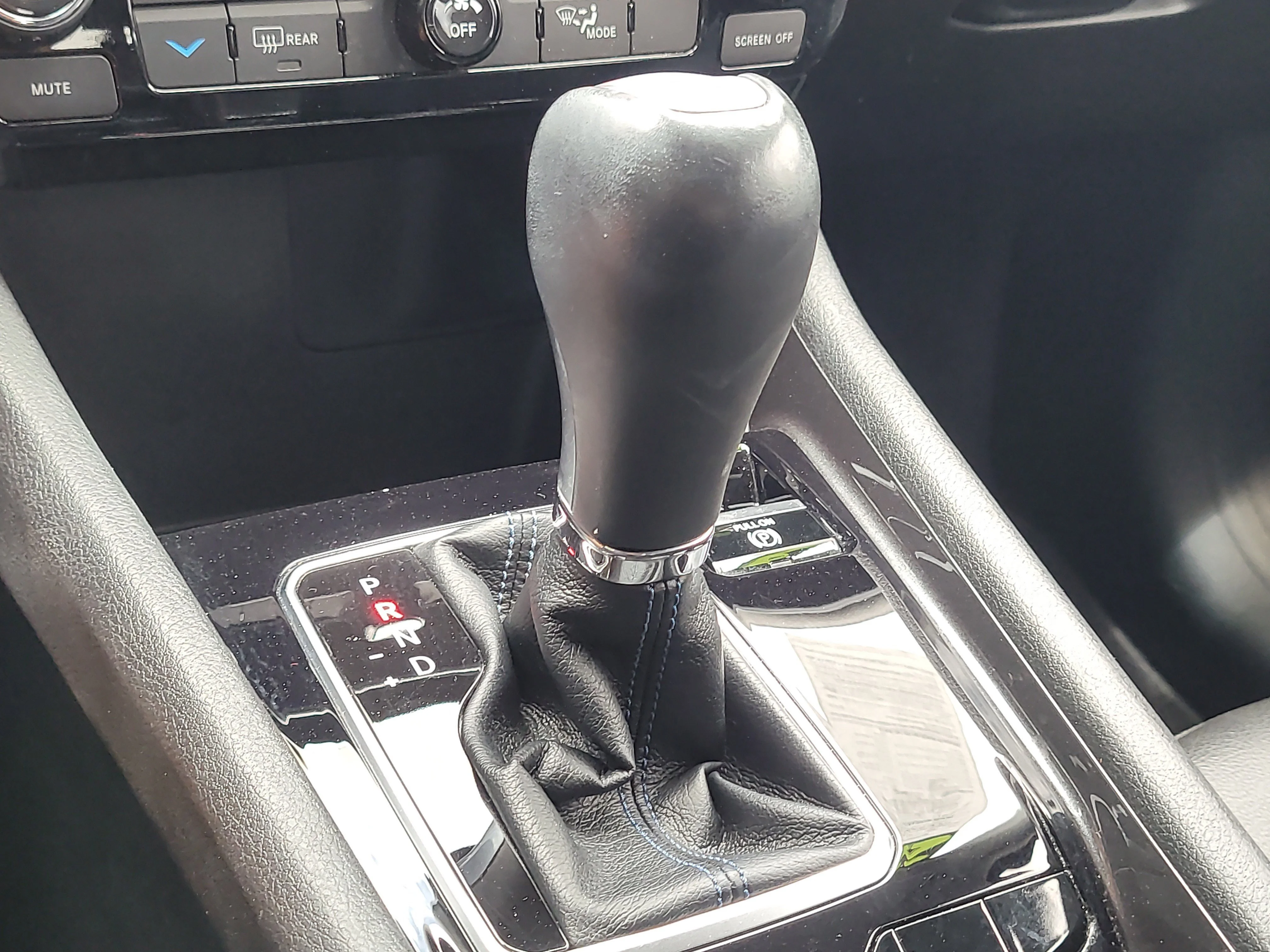 Used 2022 Diamond Black Crystal Pearlcoat Jeep Latitude image 26