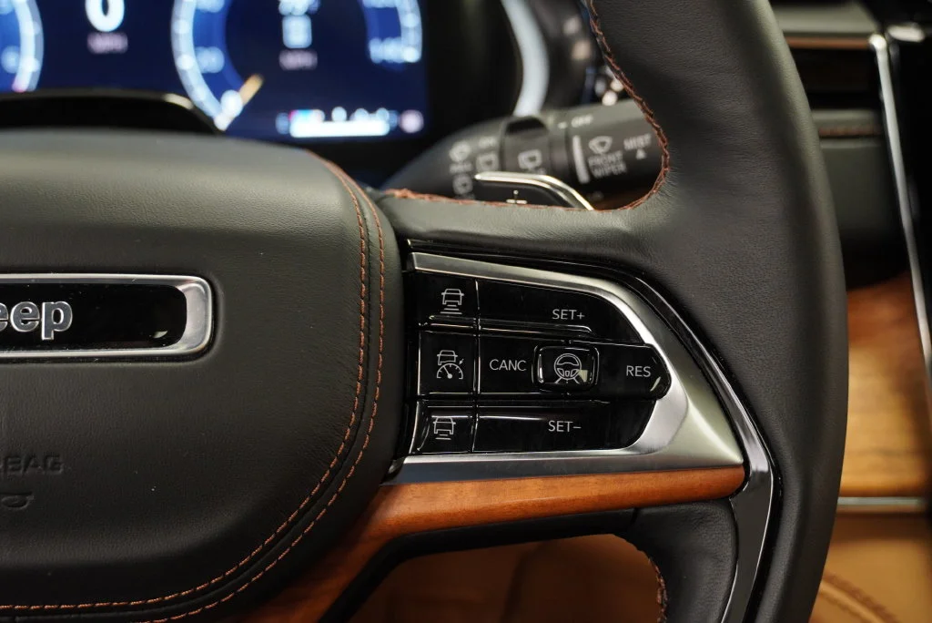 Used 2025 Silver Jeep Summit Reserve image 34