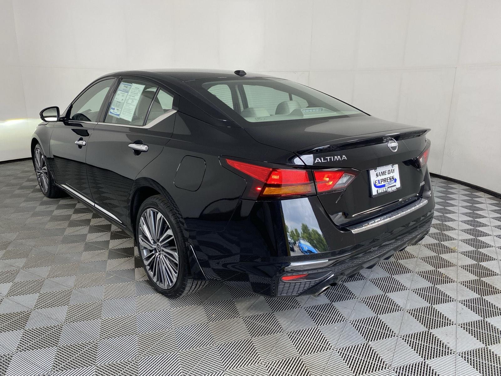 Used 2023 Super Black Nissan 2.5 SL image 5