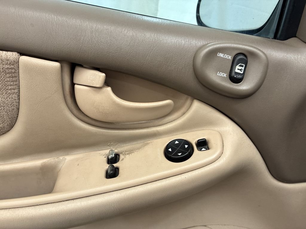 Used 2004 Beige Oldsmobile GL1 image 18