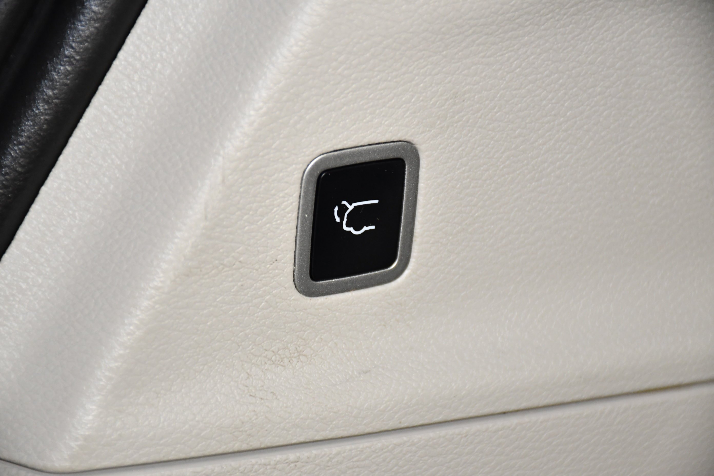 Used 2024 Diamond Black Crystal Pearlcoat Chrysler Hybrid Select image 49