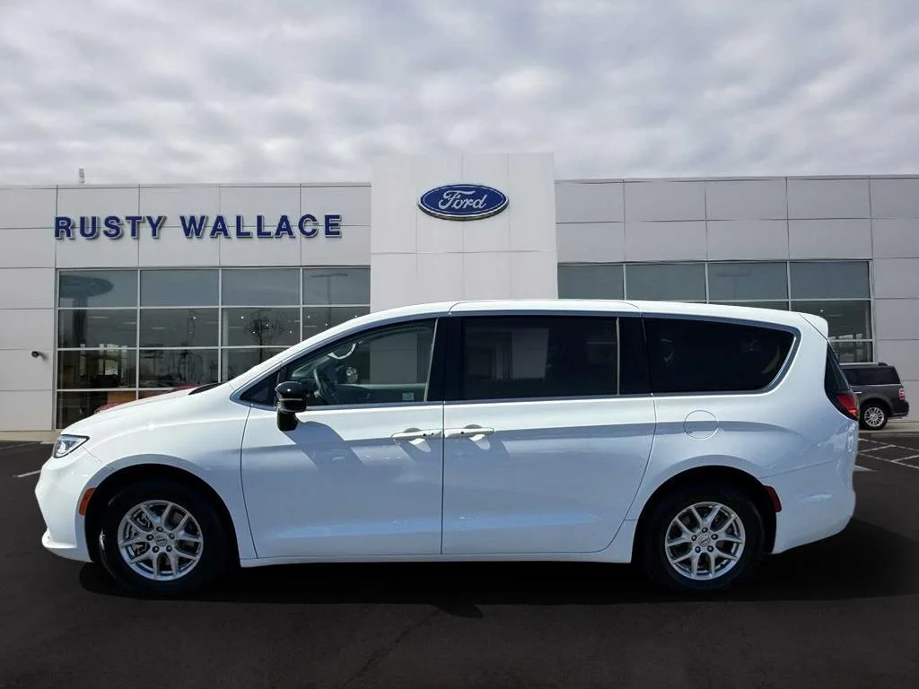 2024 Chrysler Pacifica Touring L's photo
