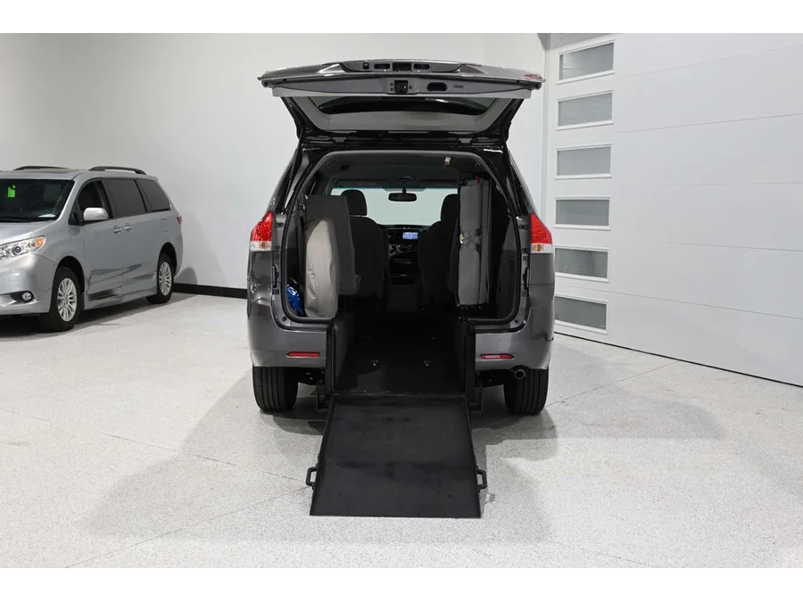 Used 2013 GRAY Toyota LE Mobility Handicap Van image 18