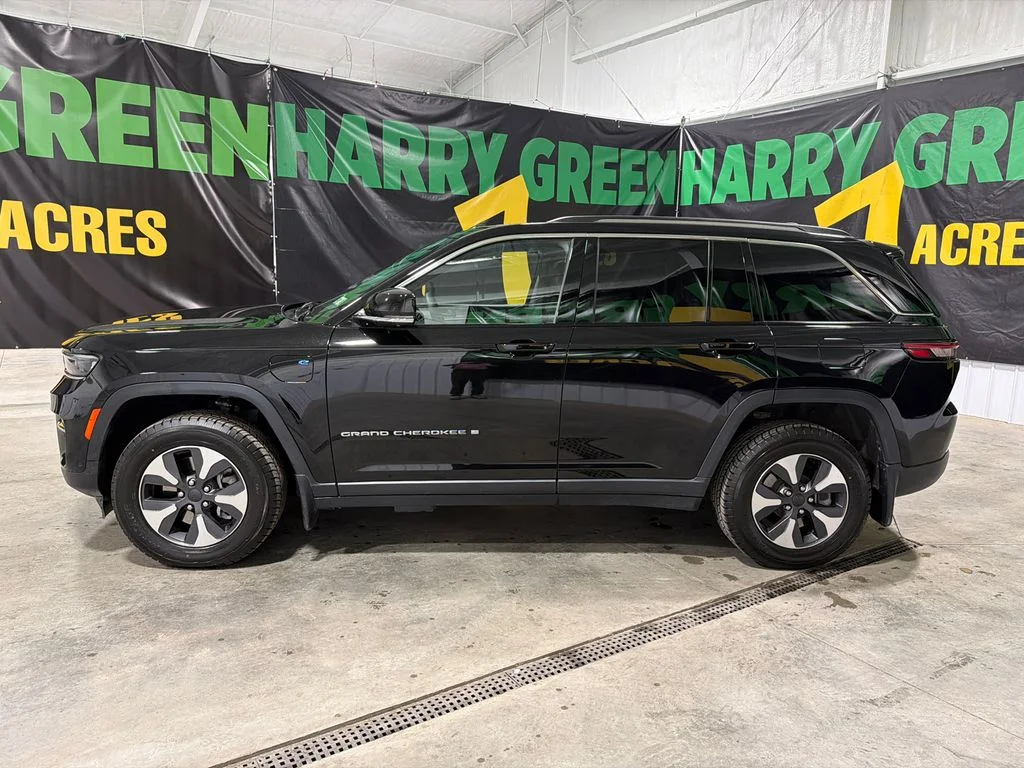 Used 2022 Diamond Black Crystal Pearlcoat Jeep 4xe image 3