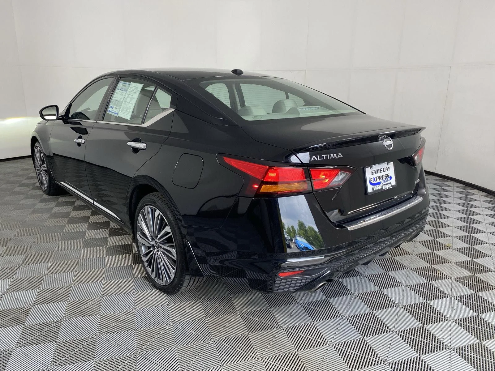 Used 2023 Super Black Nissan 2.5 SL image 5