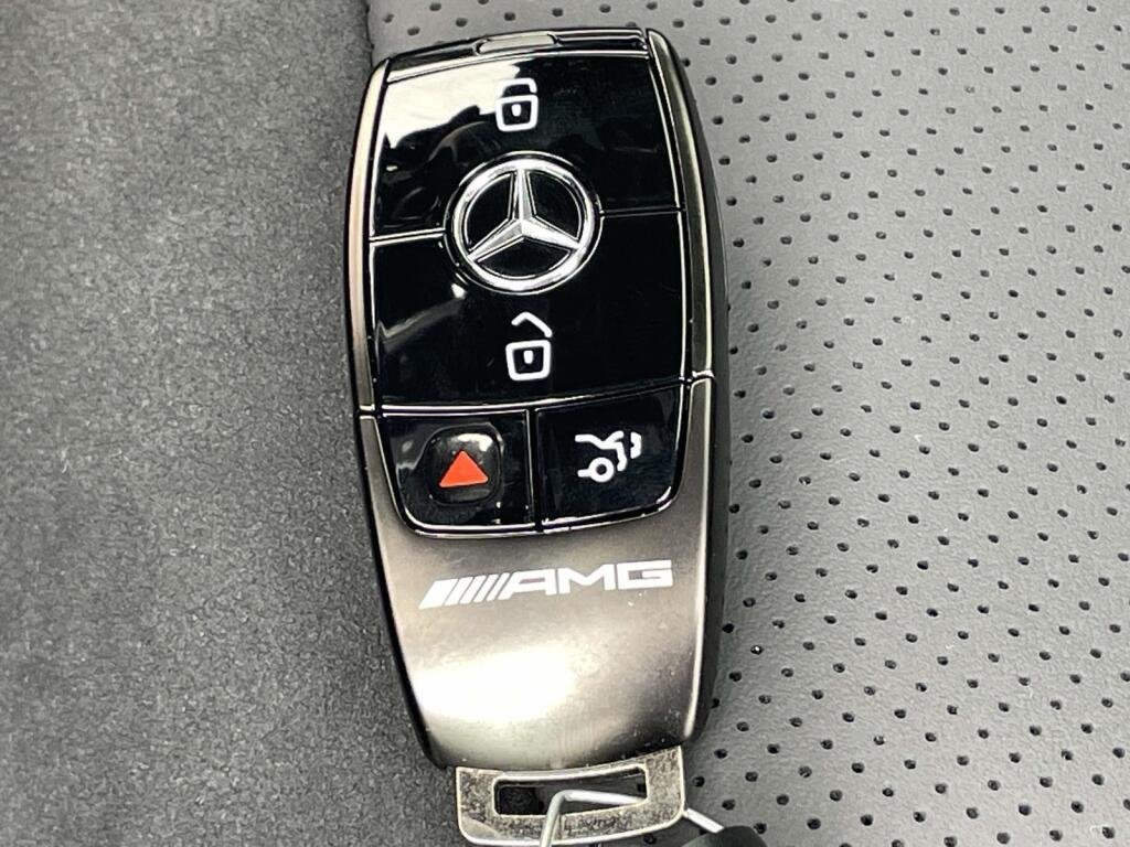 New 2026 MANUFAKTUR Moonlight White Metallic Mercedes-Benz AMG® GLE 63 S image 4