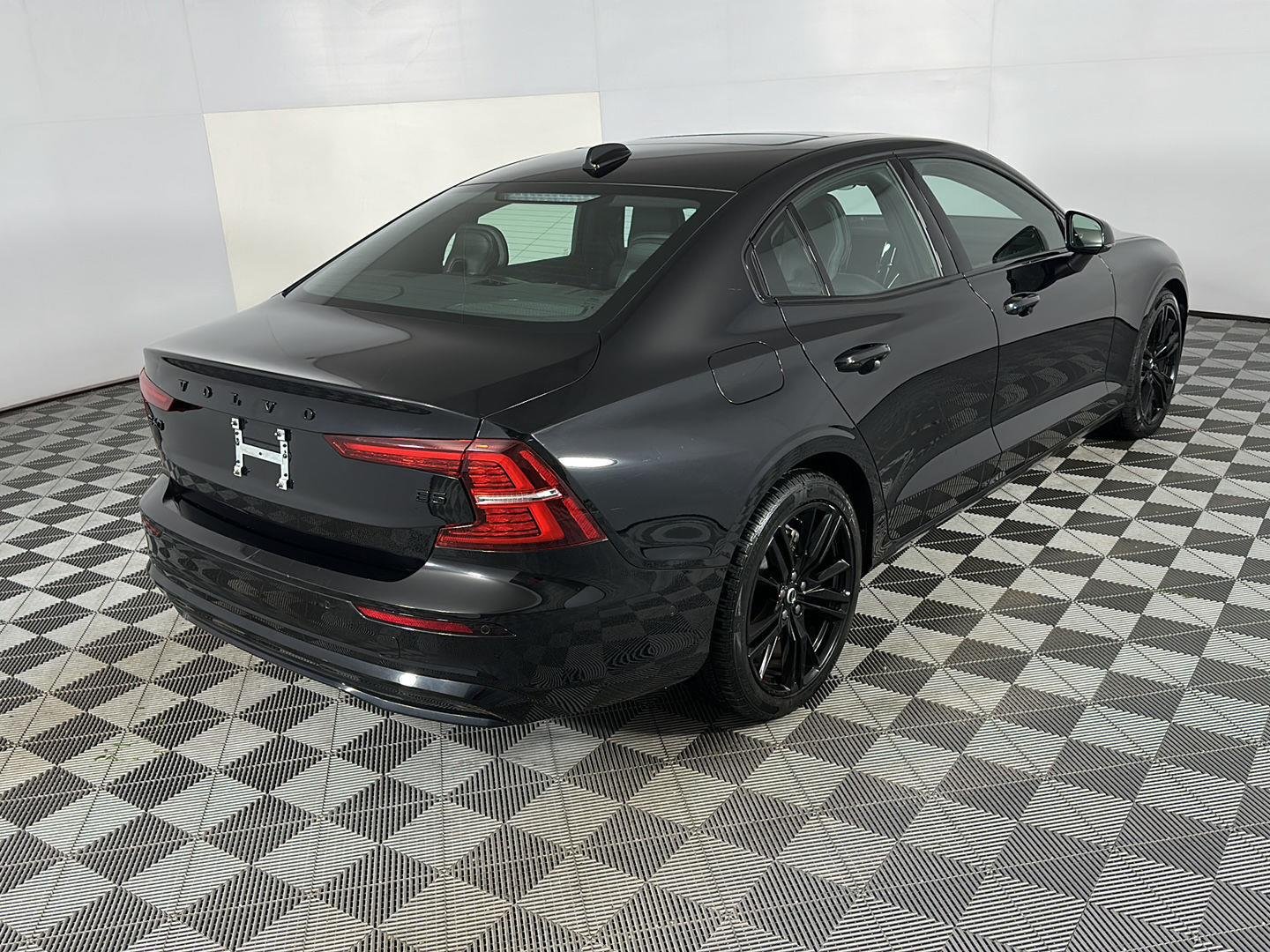 Used 2024 Onyx Black Metallic Volvo Plus Black Edition image 8