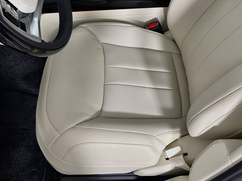 New 2027 Fuji White Land Rover SE image 20