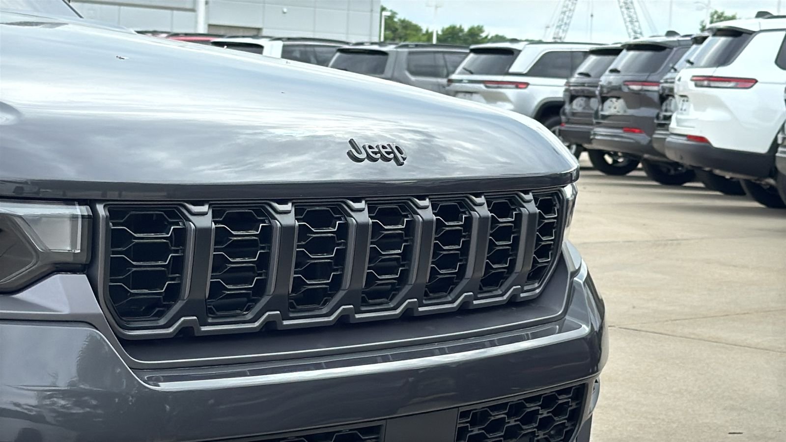New 2026 Baltic Gray Metallic Clear-Coat Exterior Paint Jeep Altitude image 3