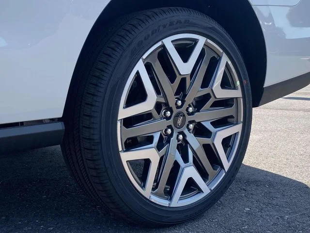 New 2026 Star White Metallic Tri-Coat Ford Platinum image 10