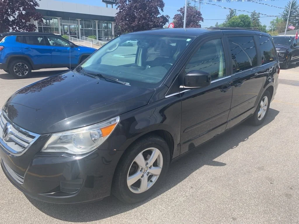 2011 Volkswagen Routan SE's photo